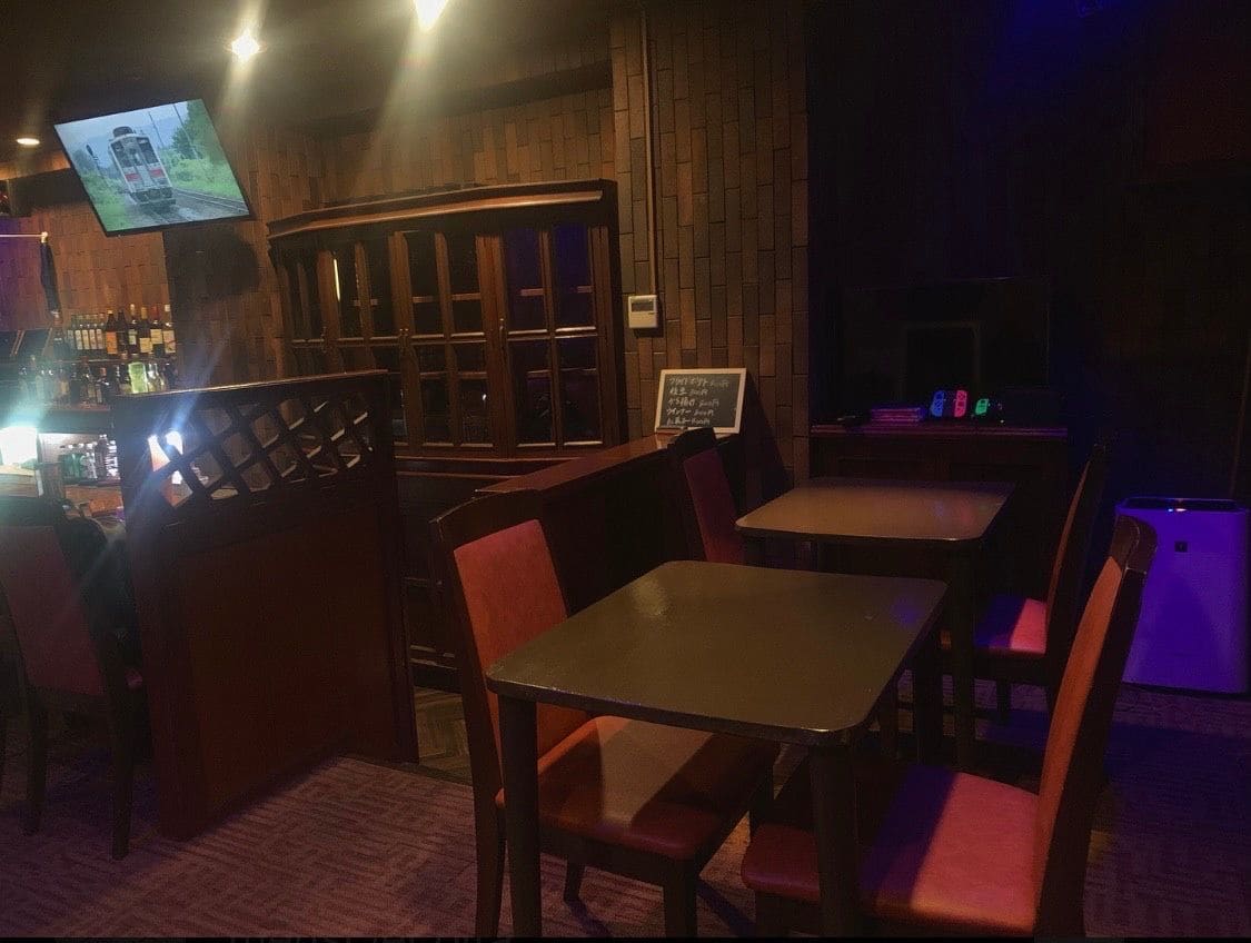 Bar alpha の店内。落ち着いた木目の空間