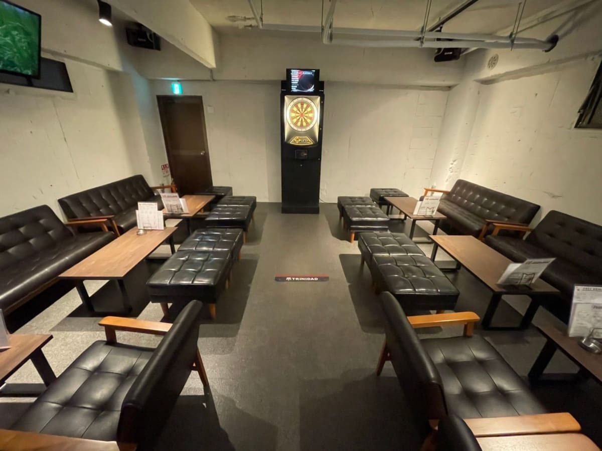 Dining Bar Banjo の店内。ソファ席が並ぶ