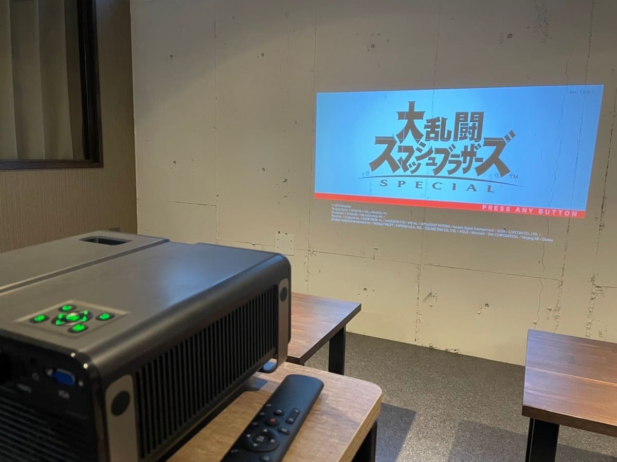 プロジェクターで壁に大画面を映した席